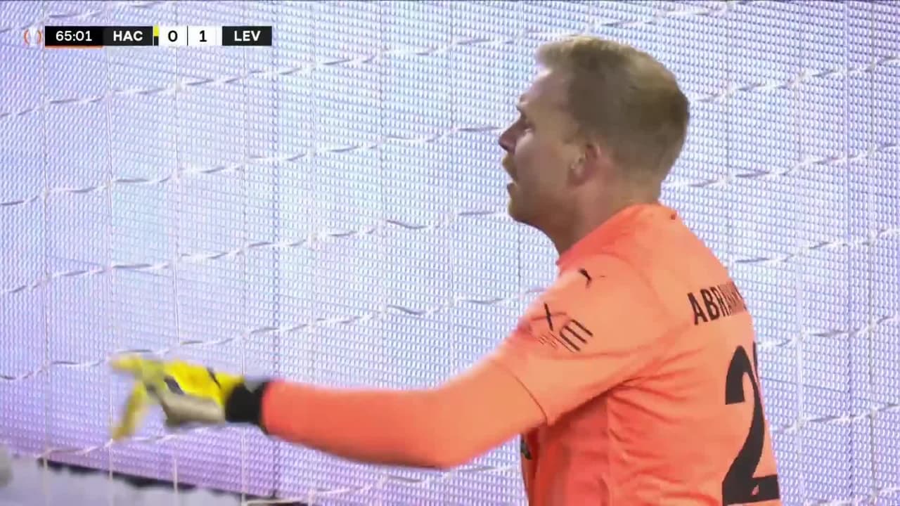 ¡TIRO ATAJADO! disparo por Noah Mbamba.