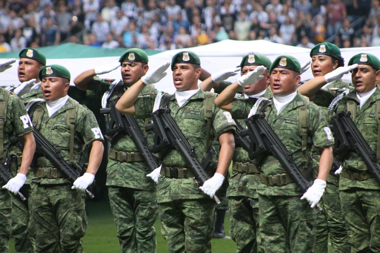 La ceremonia militar previa al partido con el Himno Nacional Mexicano contó con efectivos de la SEDENA de México.