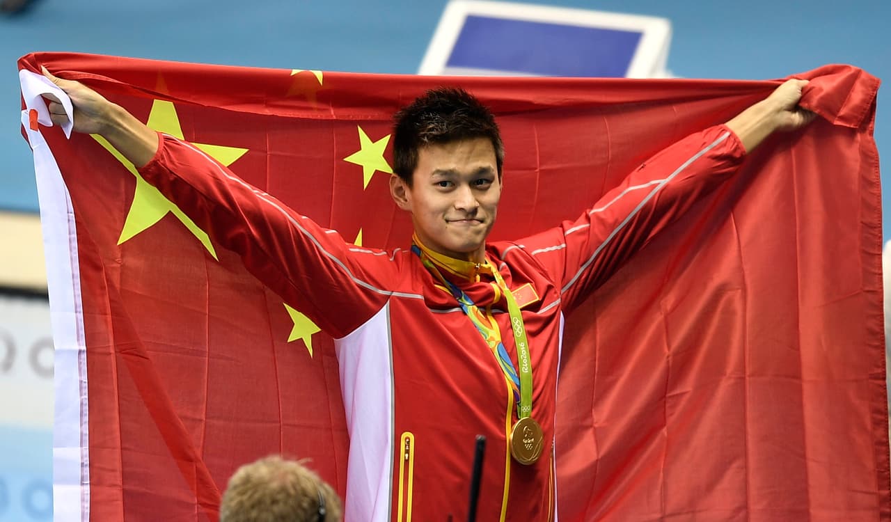 El nadador chino Sun Yang festeja el oro en los 200 metros estilo libre, prueba que ganó con tienpo de 1:46.65.