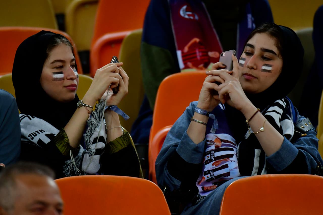 Un evento con equipos de primer nivel como la Juventus y el Milan, disputando la final de la Supercopa de Italia, fue suficiente atractivo para que las mujeres fanáticas del buen fútbol se hicieran presentes en el estadio King Abdullah de Yeda a pesar de las fuertes restricciones. Para hacerlo, debieron ubicarse en la zona familiar y estar acompañadas de un hombre.