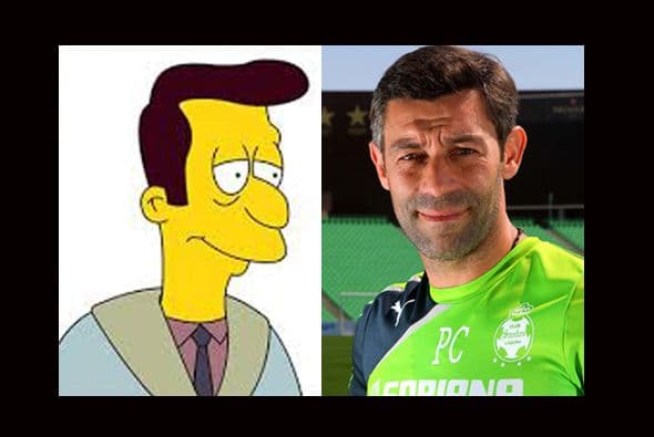 Con una bata de baño o una túnica, el técnico de Santos Lagunas se vería idéndito al 'Reverendo Alegría' de la famosa caricatura 'The Simpsons'. (Foto: Twitter)