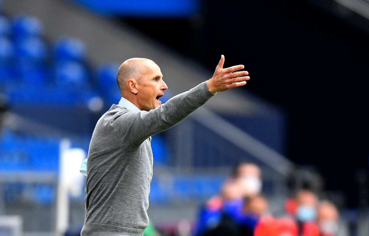 Mucha intensidad en las indicaciones del entrenador del Augsburg Heiko Herrlich.