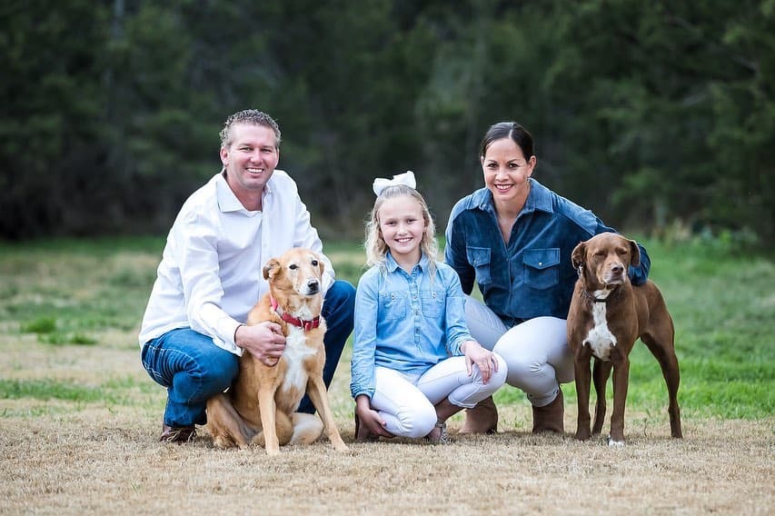 La jugadora de softball y dos veces medallista olímpica está de regreso para competir en Tokyo. En 2016 se casó y se convirtió en madrastra de su hija Bracken.