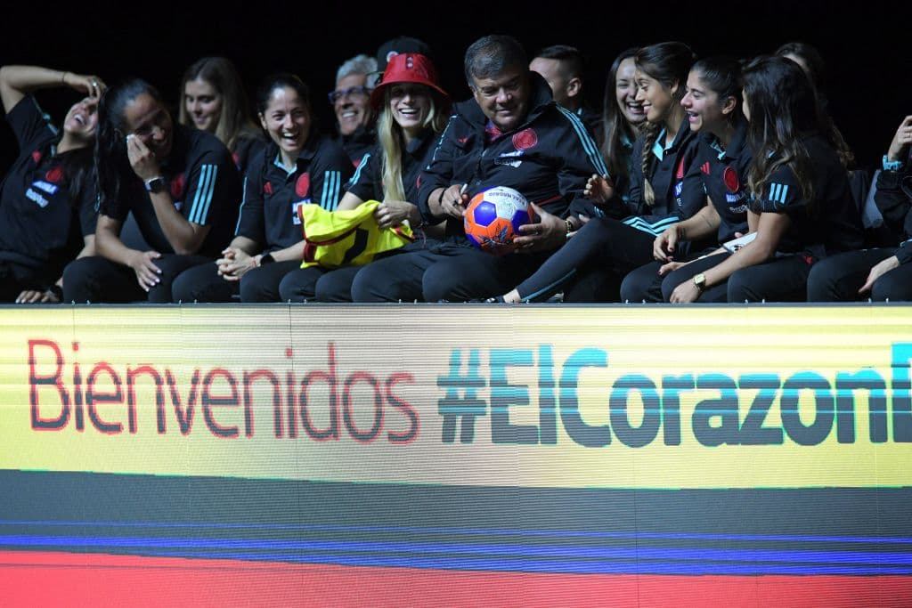 Selección Colombia femenil es recibida con fiesta y por una multitud en su país