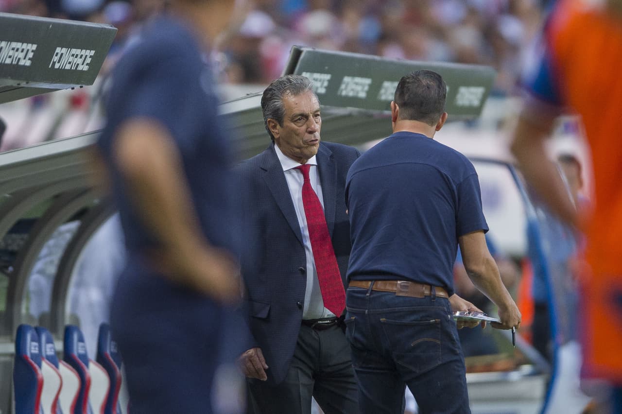 Tomás Boy respondió y reclamó airadamente a Gignac. El estratega de las Chivas se fue expulsado; el delantero de Tigres solo fue amonestado.