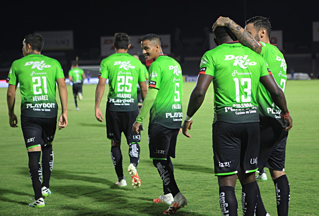 Tras revisar la jugada en el VAR, el árbitro cambio la tarjeta roja por una amonestación; mantuvo la decisión del penal.