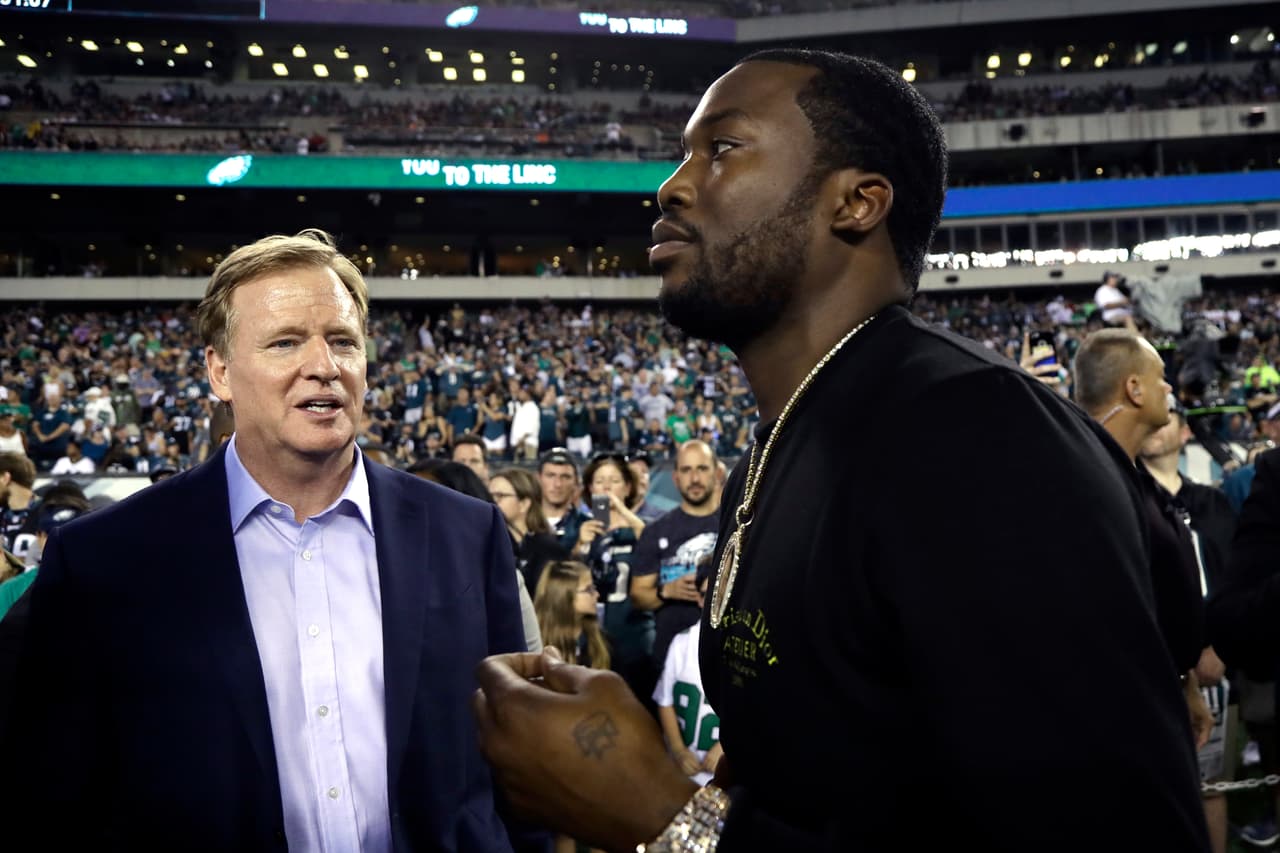 Uno de los personajes más queridos de Filadelfia, el rapero Meek Mill, apareció en el campo de juego. Aquí conversa con Roger Goodell, comisionado de la NFL.