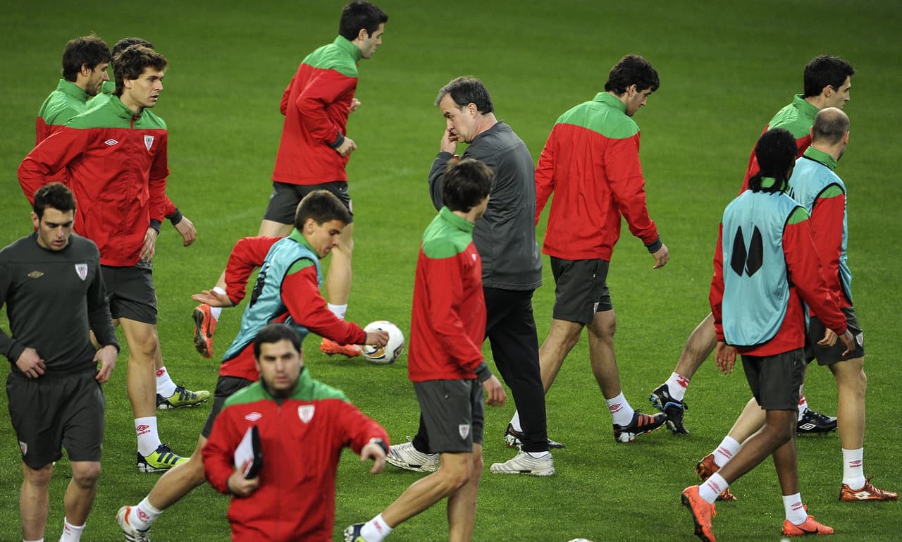 No obstante, los métodos de Bielsa desgastaron física y mentalmente a los futbolistas vascos. Era necesario un DT más pragmático, como el 'Txingurri'.