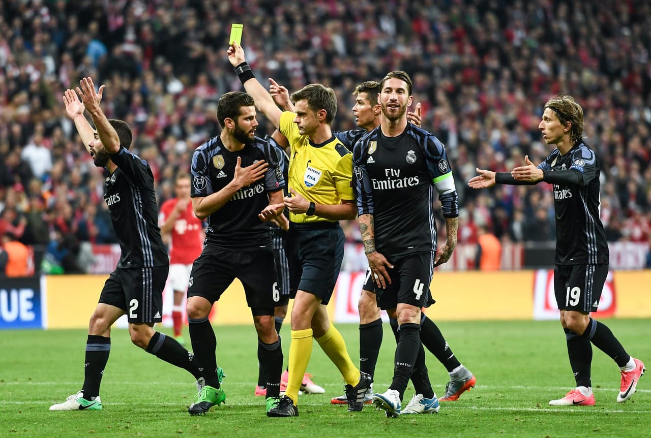 Fue así como al minuto 44, el árbitro italiano Nicola Rizzoli sancionó una pena máxima en contra de Real Madrid, por la que Toni Kroos y Dani Carvajal vieron la tarjeta amarilla.