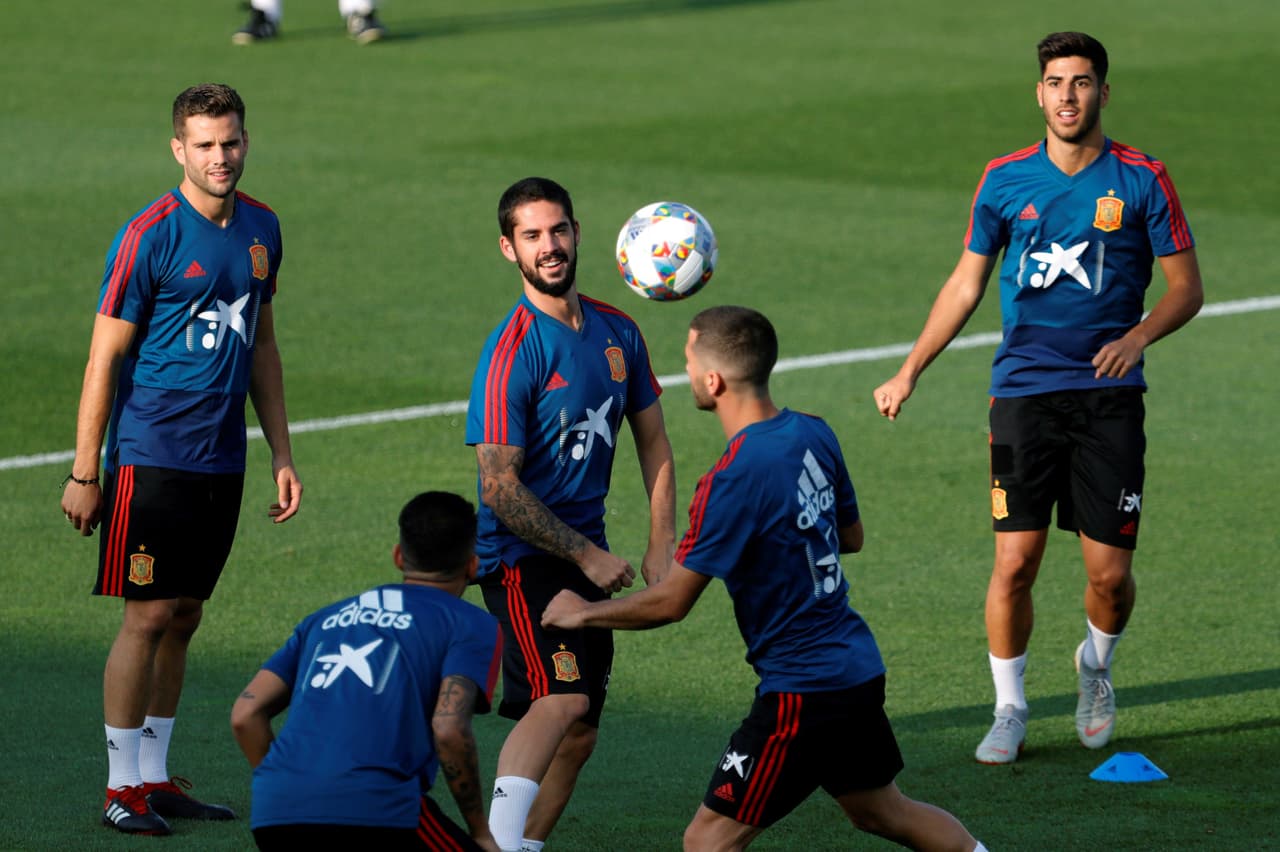 Desde ya, se dice que Luis Enrique debutaría con un mediocampo en el que Isco Alarcón y Marco Asensio sean protagonistas.