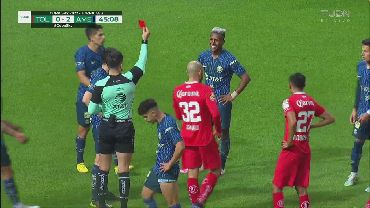 ¡Sacó la leña! Aquino plancha la pierna de Saucedo y le muestran la roja