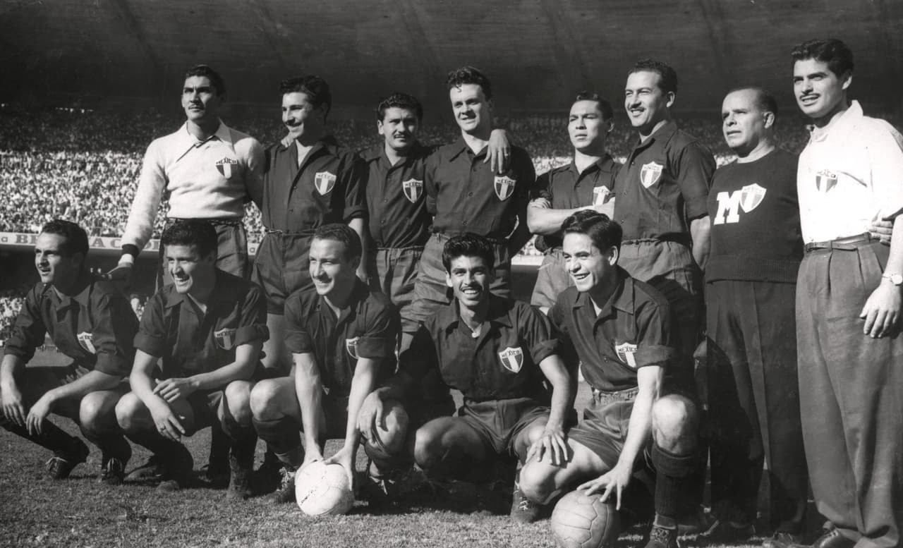 El arquero mexicano Antonio Carbajal (arriba, primero de izq. a der.) fue durante muchos años el jugador con más participaciones en Mundiales: cinco veces (1950, 1954, 1958, 1962 y 1966) lo hicieron referente.