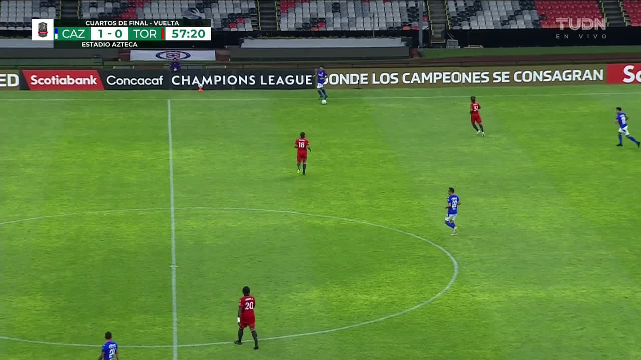 ¡TIRO ATAJADO! disparo por Luís Romo.