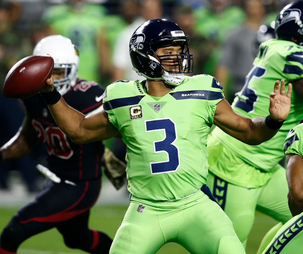 Russell Wilson, quarterback de los Seahawks de Seattle, lanza un pase en el encuentro del jueves 9 de noviembre de 2017, ante los Cardinals de Arizona, en Glendale (AP Foto/Ross D. Franklin)