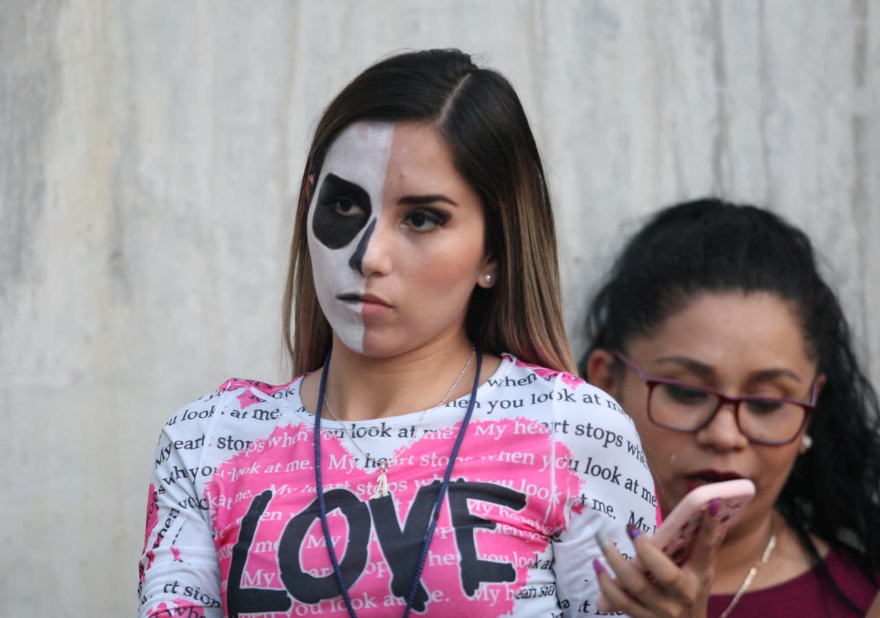 Entre optimismo y maquillaje los aficionados de los dos finalistas esperaban salir del BBVA con una sonrisa porque su equipo acabó como el campeón del torneo.