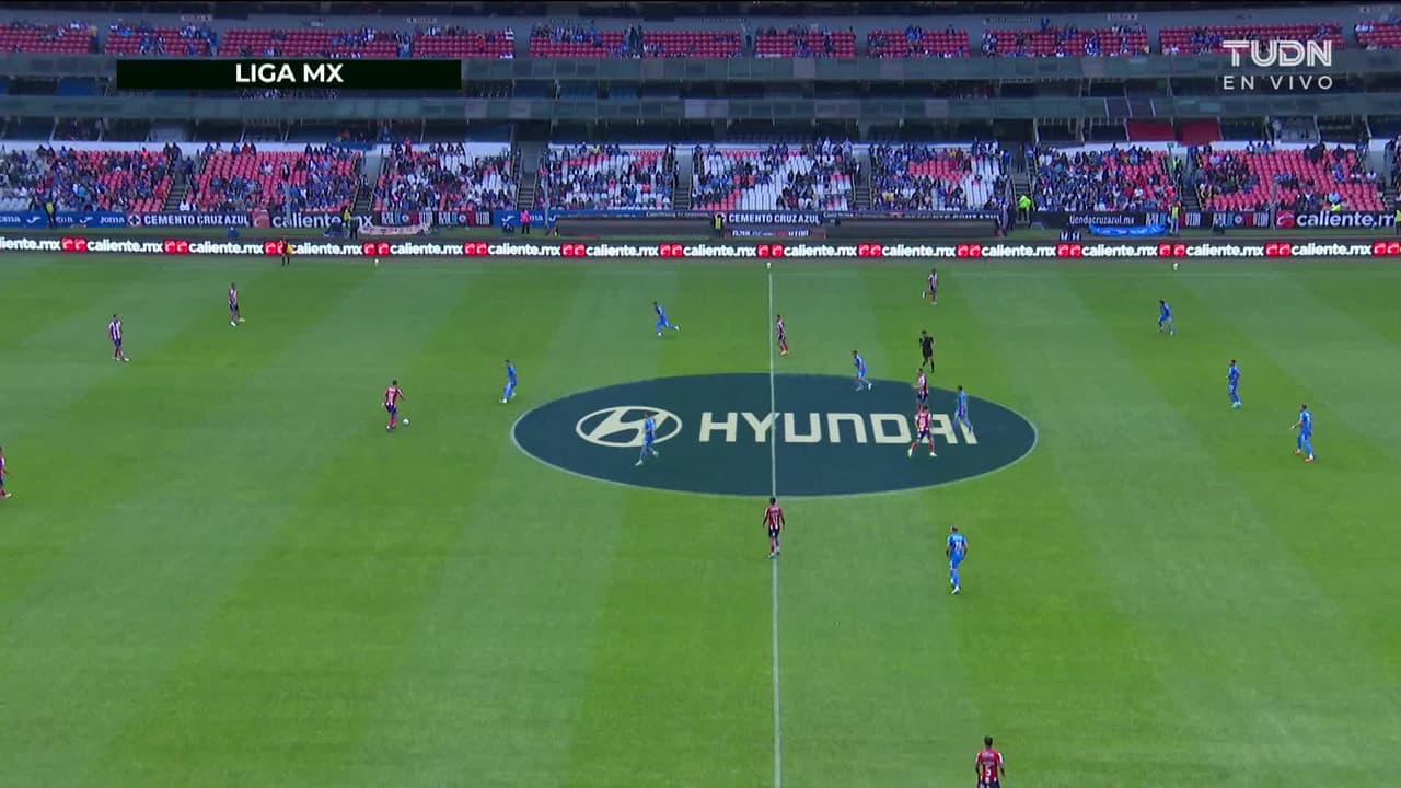 Arranca el partido y la pelota está en juego.