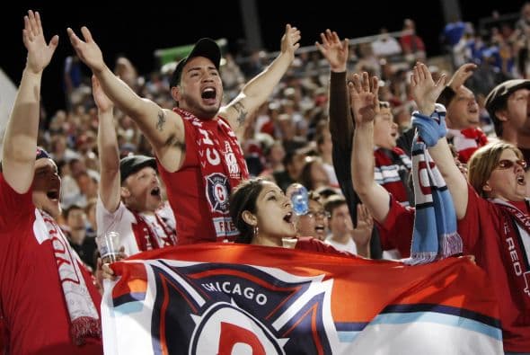 Chicago Fire – “La Ciudad de los Vientos” cuenta con ardiente apoyo de más de 10 barras. Desde 2005 el equipo cuenta con el Sector Latino, la cual está formada por seguidores centro y sudamericanos. Otros grupos representan sectores de la ciudad como el caso de Fire Ultras 98 y Husarians con raíces polacas, y Partisans que tienen interés en la izquierda política.