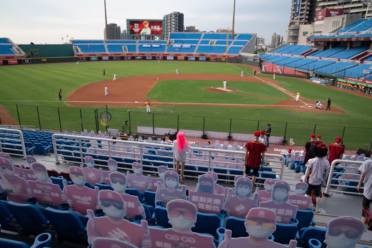 Así lucían los nuevos fanáticos, de cartón y otros eran maniquís, durante el juego entre los Rakuten Monkeys y los CTBC Brothers en el Taoyuan International Baseball Stadium, en Taiwan.