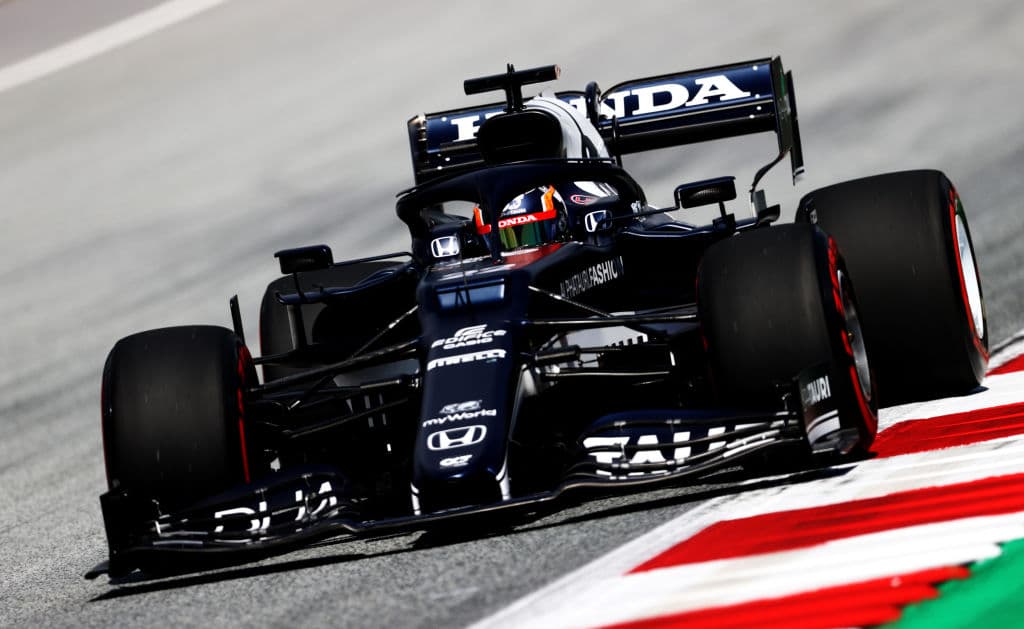 Max Verstappen 1:03.841, Valtteri Botas 1:04.035 y Lewis Hamilton 1:04.067 fueron los tres pilotos que saldrán al frente el día de mañana en Austria.