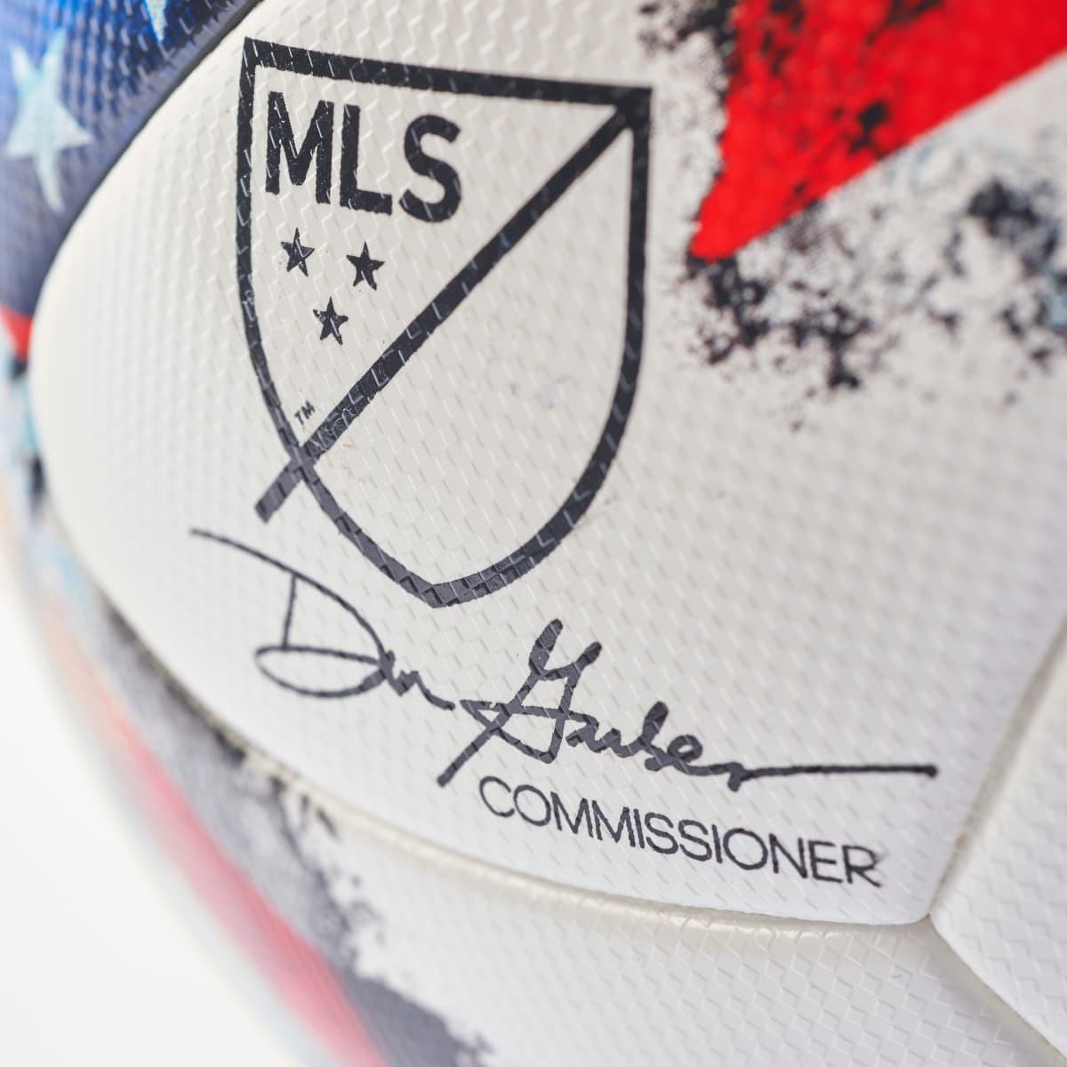 Al igual que la versión del año anterior, el diseño del balón viene acompañado con la firma del Comisionado de la MLS, Don Garber.�U։��O�D�
<br>#�(?�