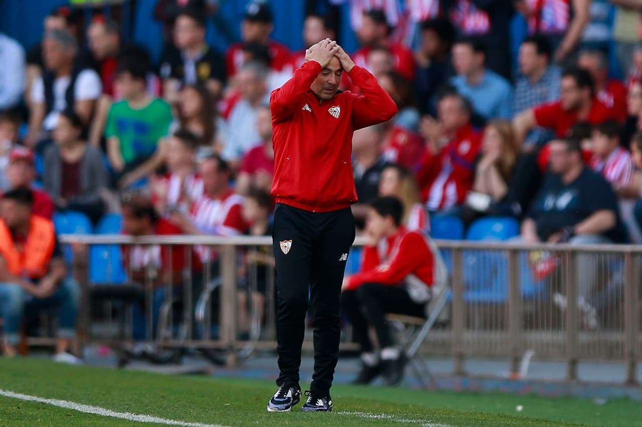 MADRID, SPAIN - MARCH 19: Head coach Jorge Sampaoli of Sevilla FC reacts during the La Liga match between Club Atletico de Madrid and Sevilla FC at Vicente Calderon stadium on March 19, 2017 in Madrid, Spain. (Photo by Gonzalo Arroyo Moreno/Getty Images)