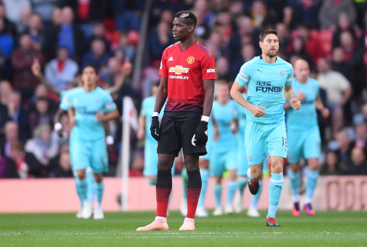 Paul Pogba, uno de los señalados en la crisis de Mourinho, no podía creer lo rápido que se les complicaba el partido.