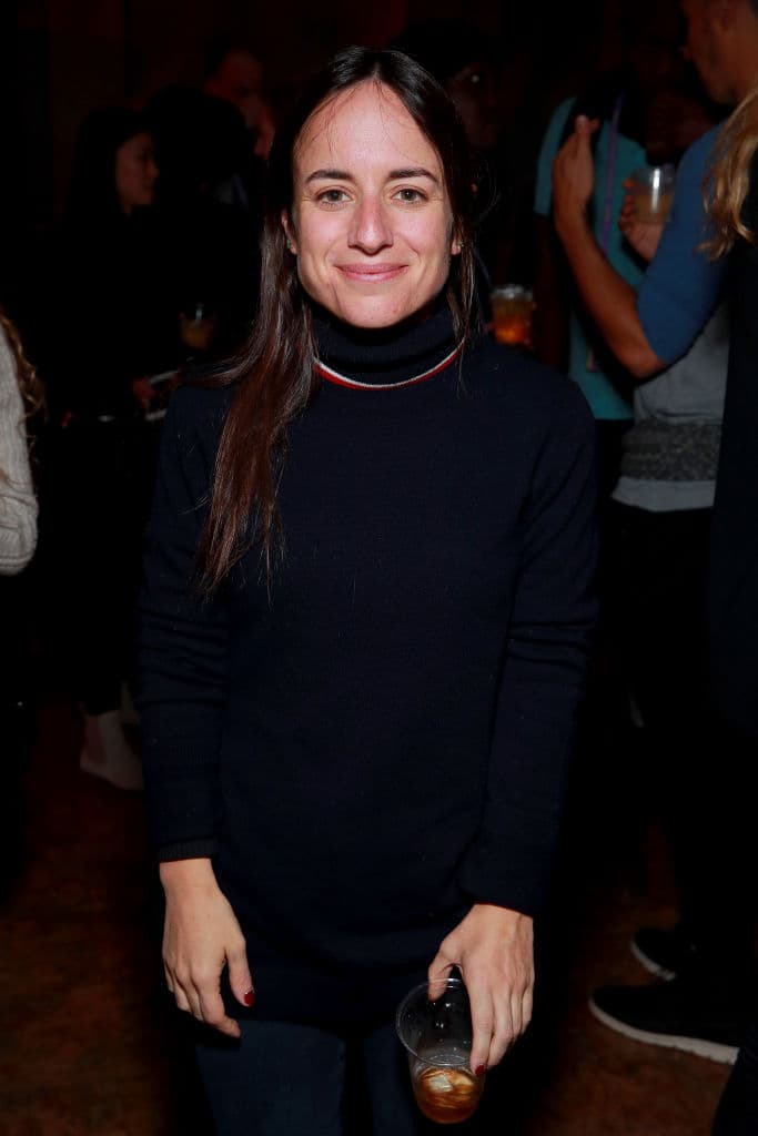 El detective contrata al hombre para que lo ayude a investigar si los residentes del hogar están siendo abusados por los cuidadores o no. 
<br>