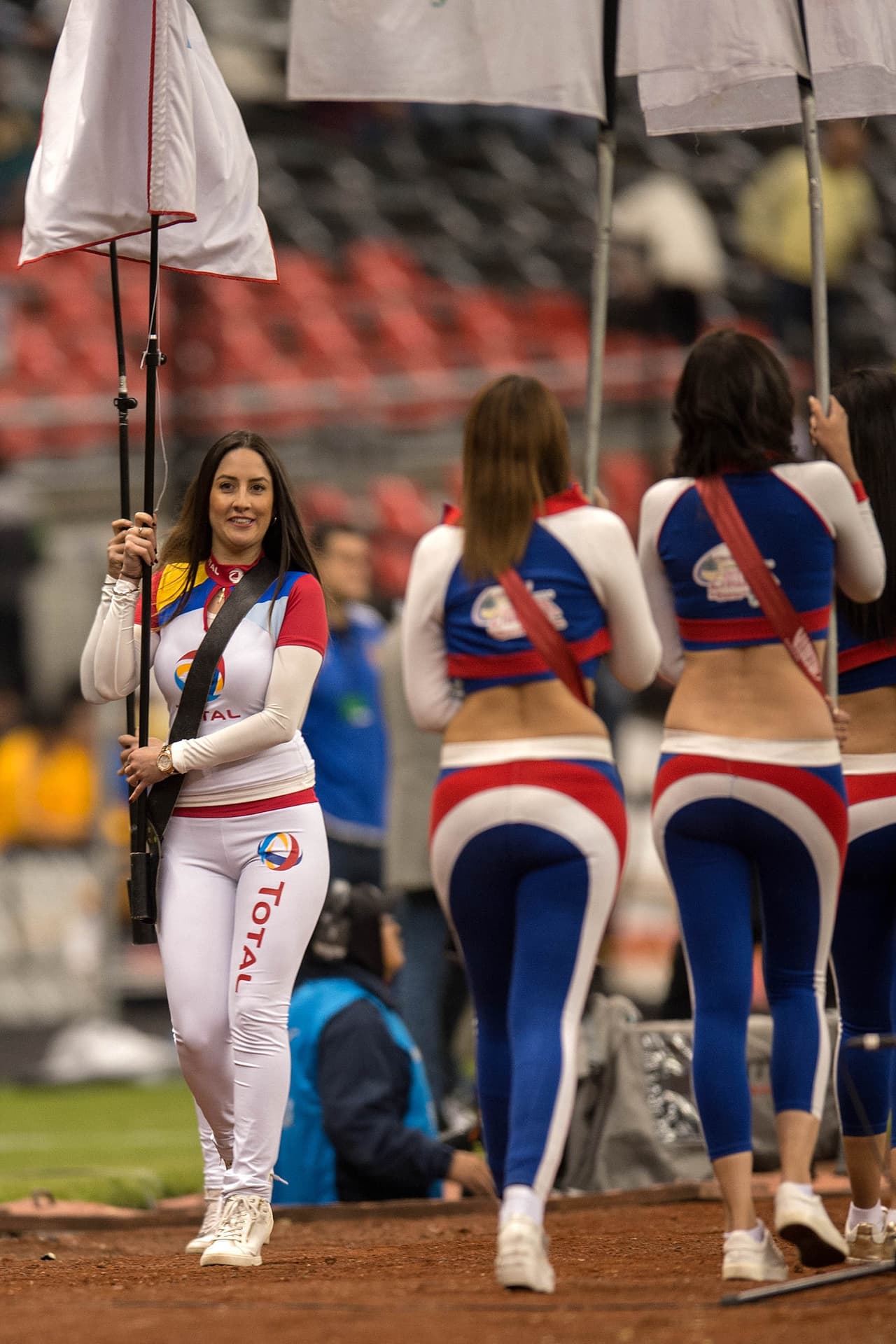 El buen ánimo y belleza de las porristas se convierten en una de las piezas claves del espectáculo.