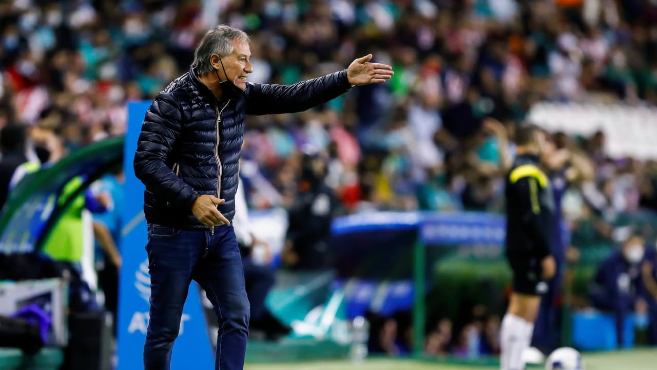 Ariel Holan deja a un lado las jerarquías en León y contempla juveniles