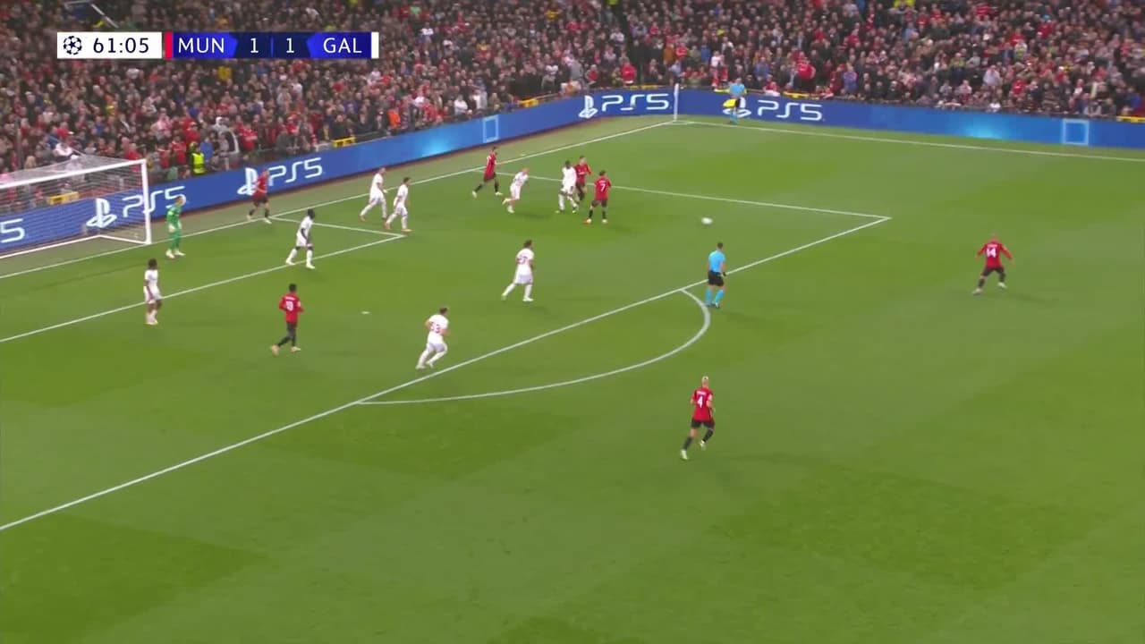 ¡TIRO ATAJADO! disparo por Marcus Rashford.