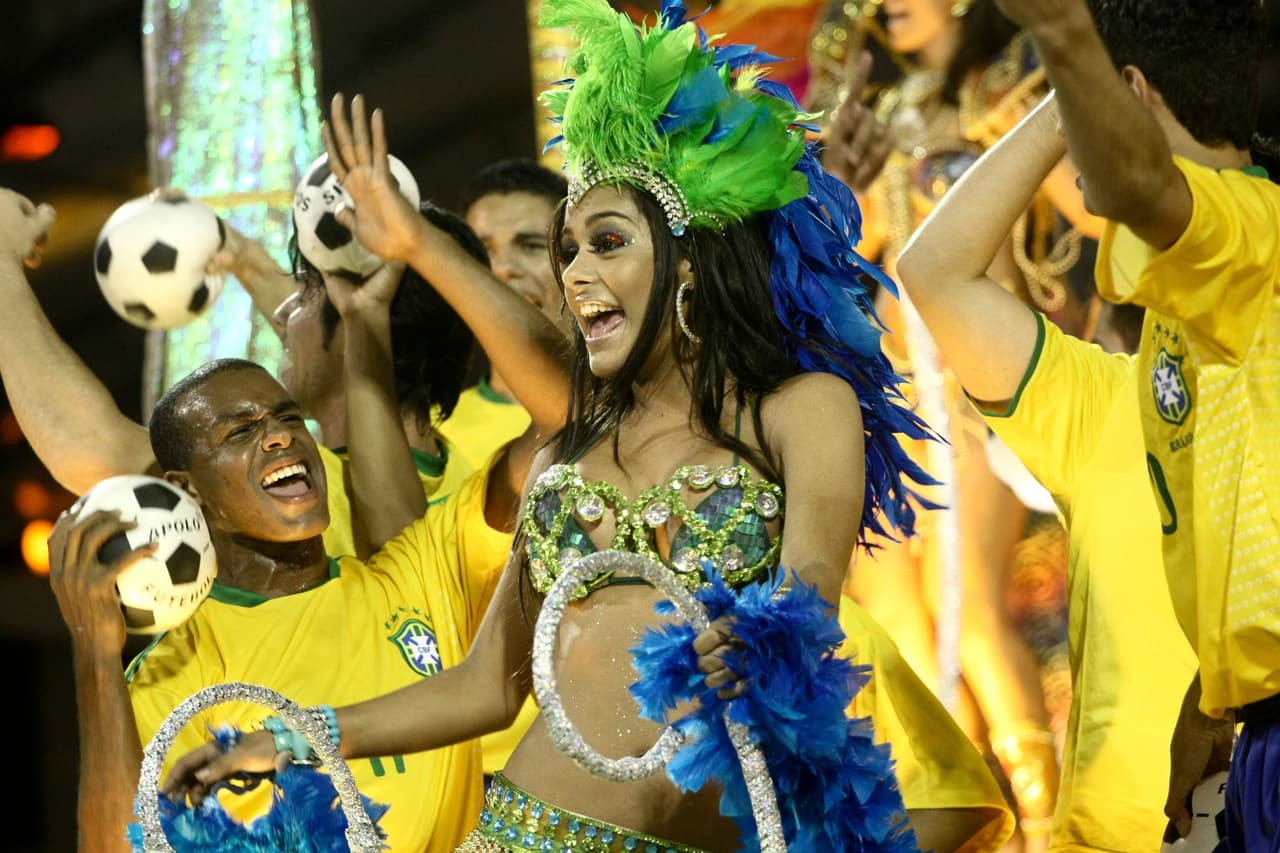 La paraguaya Larissa Riquelme sorprendió a propios y extraños al ser la fanática más sensual en el Mundial de Sudáfrica-2010. Estuvo vigente al asistir a otros eventos en los que conquistaba las cámaras con su escultural figura y belleza. Ha sido modelo de marcas e incluso posó para Playboy y aunque ya no aparece tan seguido mantiene su atractivo para los medios cuando se le ve en público.