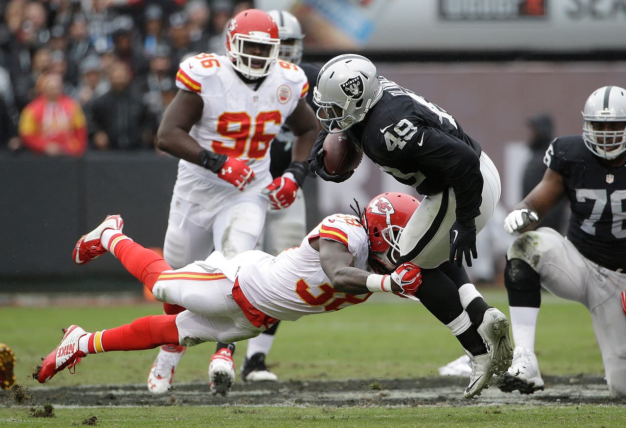 Los Kansas City Chiefs vencieron 34 - 20 a los Oakland Raiders para ligar 6 victorias.