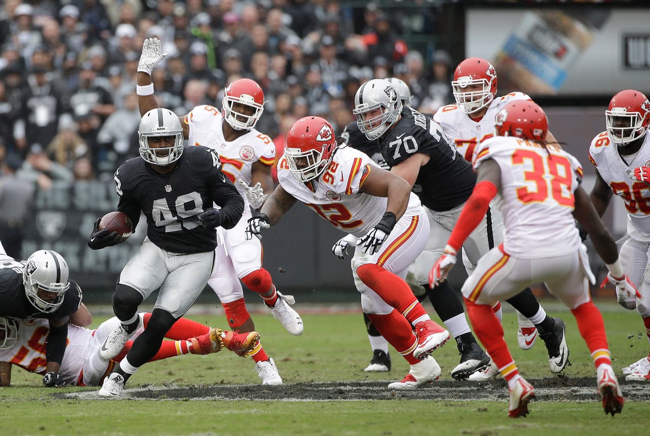 Los Kansas City Chiefs vencieron 34 - 20 a los Oakland Raiders para ligar 6 victorias.
