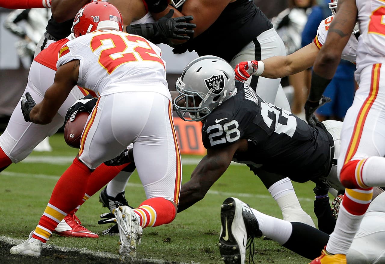 Los Kansas City Chiefs vencieron 34 - 20 a los Oakland Raiders para ligar 6 victorias.