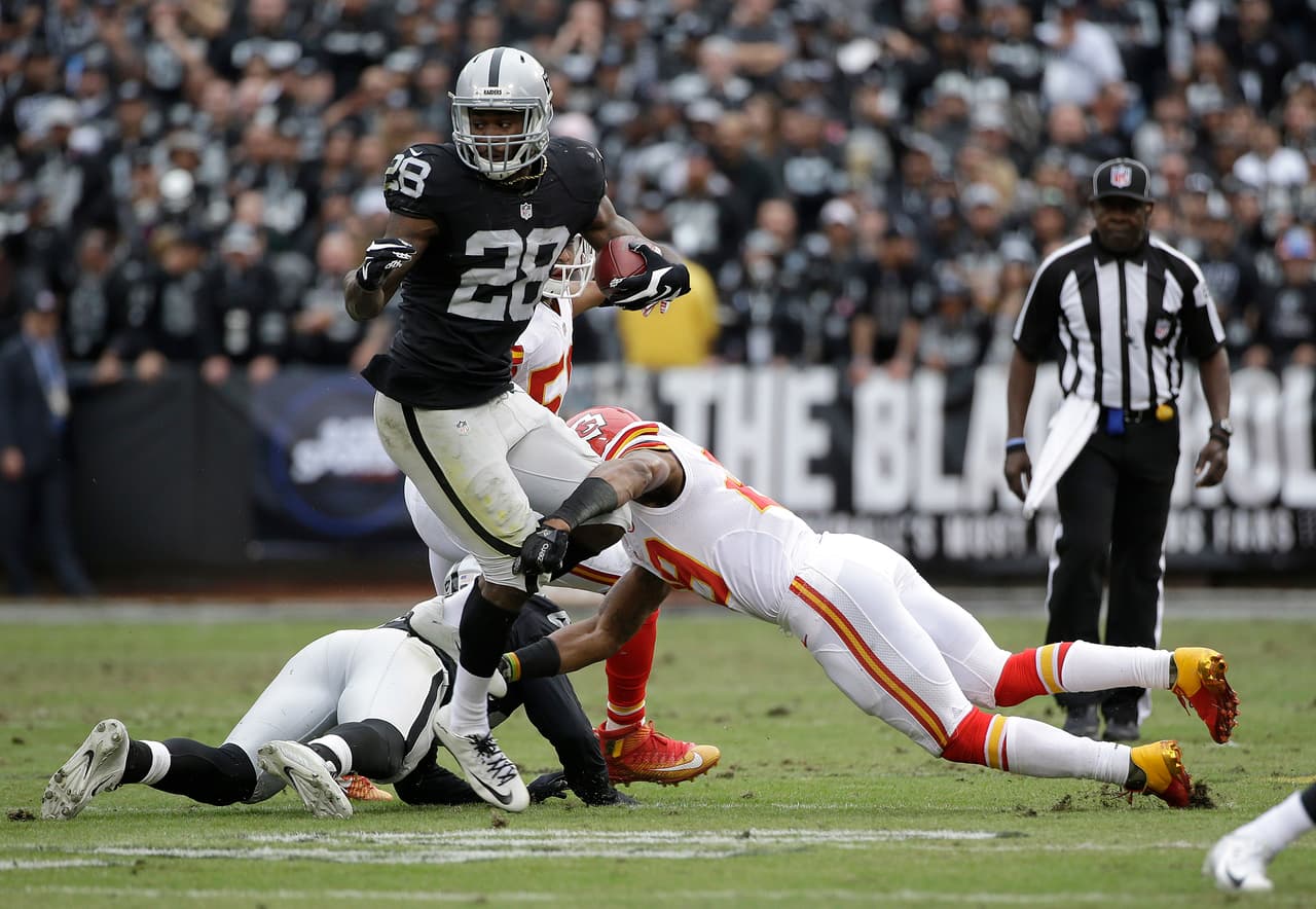 Los Kansas City Chiefs vencieron 34 - 20 a los Oakland Raiders para ligar 6 victorias.