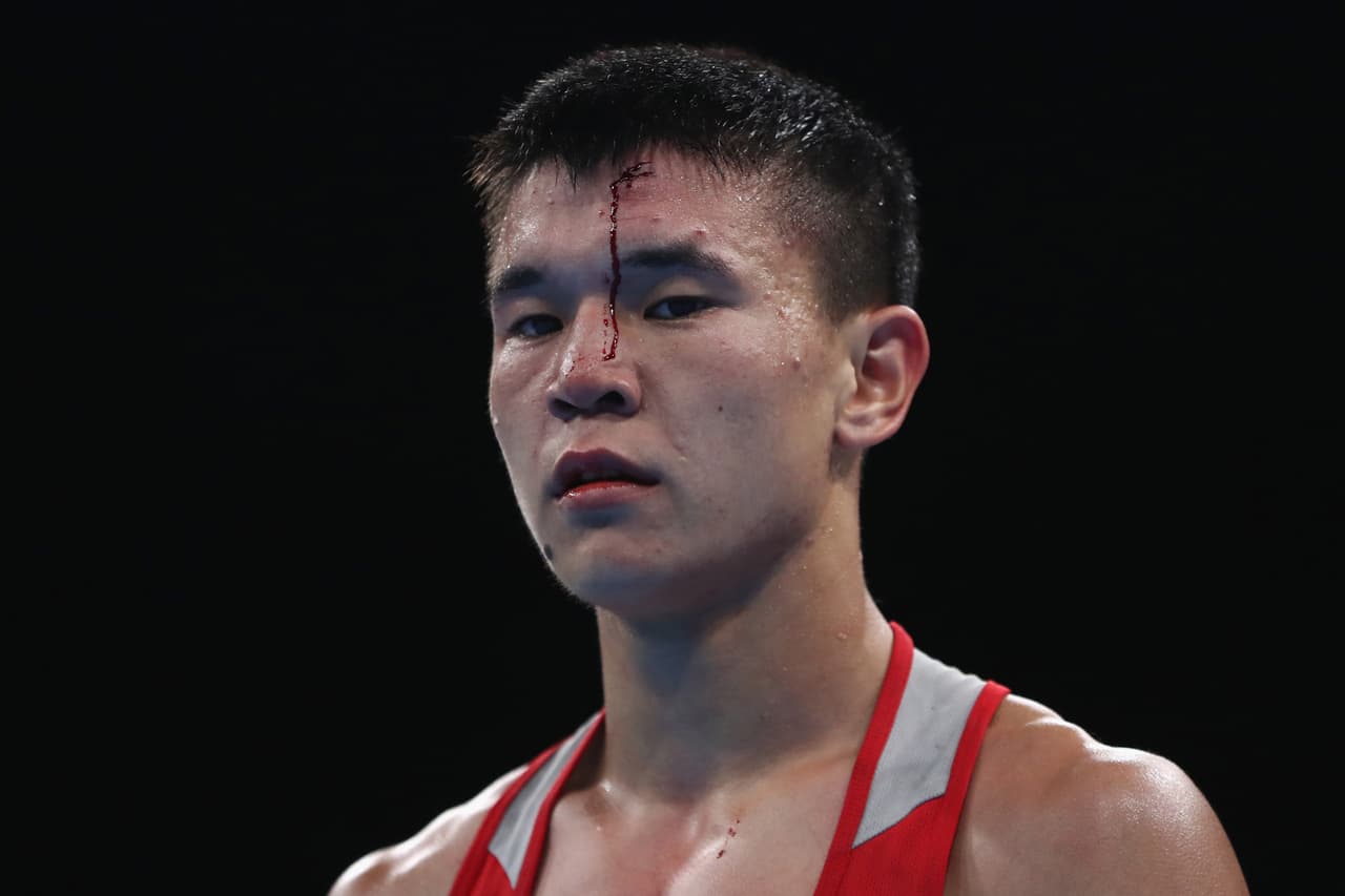 Abialkhan Zhussupov (Kazajistán) durante la pelea contra Pat McCormack (Gran Bretaña) en la categoría ligera de boxeo.
