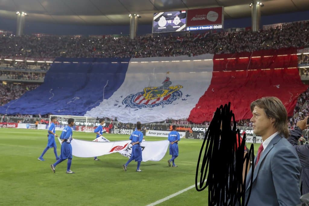 El equipo solo quería que su gente le ayudara a quitar a un intruso en un cuadro espectacular entre Matías Almeyda y la bandera gigante de su afición.