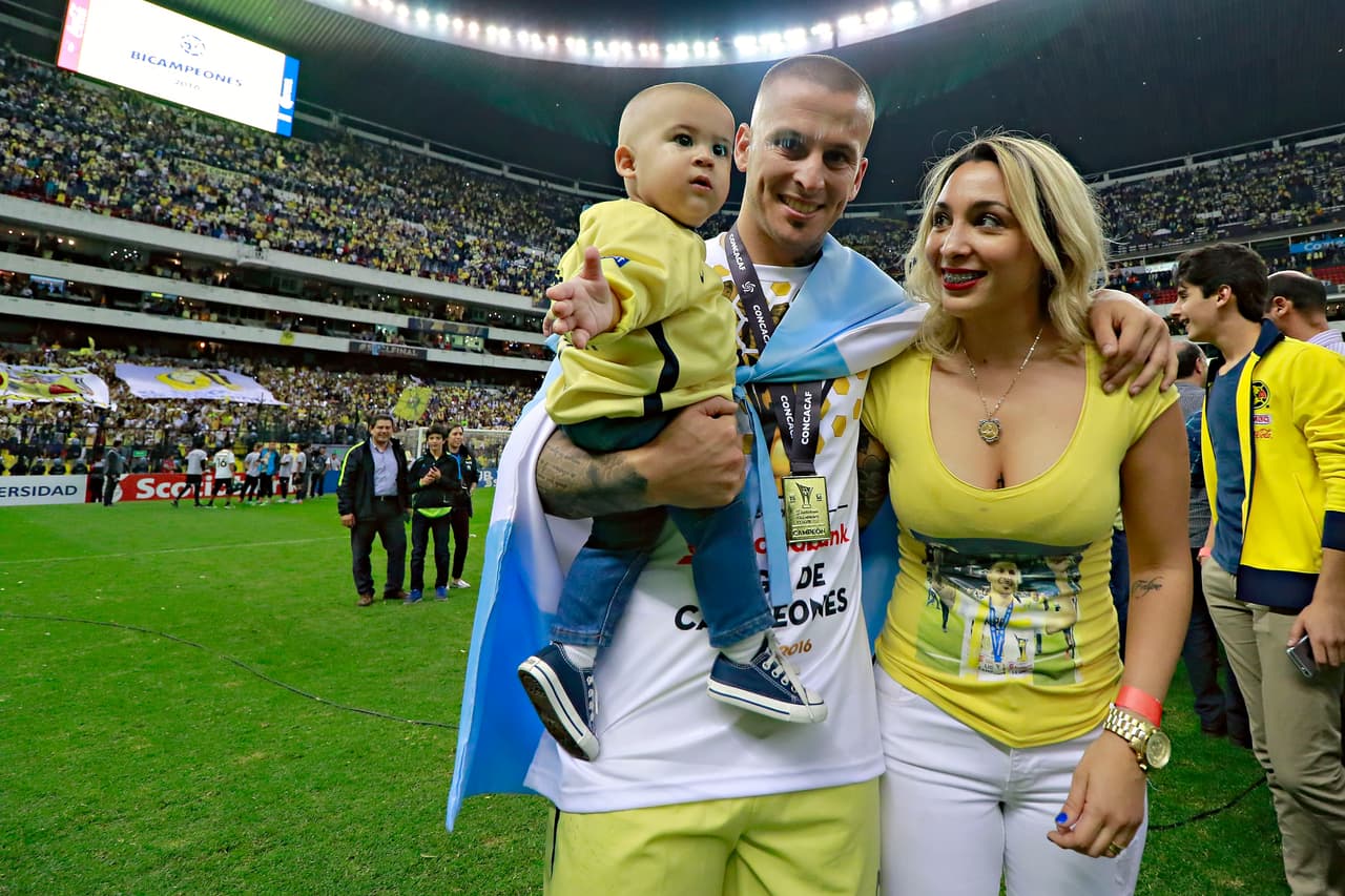 En su paso por el fútbol mexicano (antes con Tijuana, al que llegó en 2014) consolidó su relación con Noelia Pons, con quien tiene dos hijos. México tiene un gran valor sentimental para el 
<i>Pipa</i>.