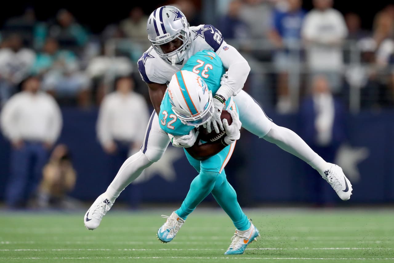 <b>Miami Dolphins 6-31 Dallas Cowboys.</b> Chidobe Awuzie intenta arrebatarle el ovoide a Kenyan Drake de los Dolphins.