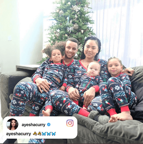 El francotirador de la NBA, Stephen Curry, con sus hijos y en compañía de su esposa Ayesha, vistiendo sus atuandos exacerbadamente navideños.