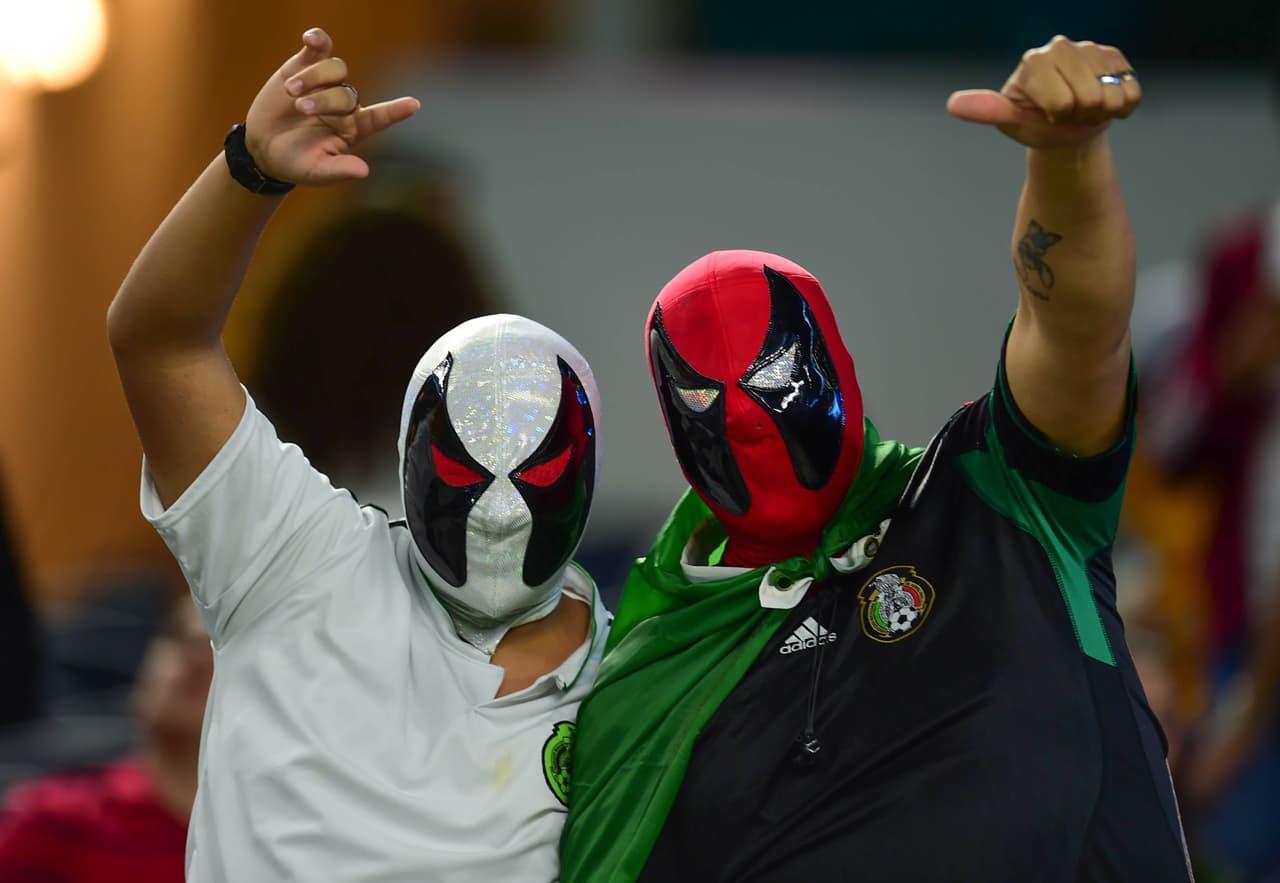 La afición mexicana, a pesar del mal clima en Dallas, se acercó al AT&T Stadium con su belleza y colorido para apoyar al Tri en el segundo partido de la Fecha FIFA, después de ganarle a Islandia en Santa Clara la semana pasada.