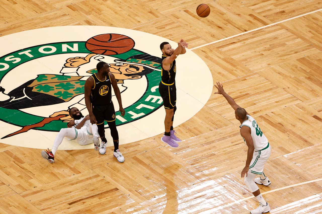 Con 43 puntos de un titánico Stephen Curry, los Golden State Warriors vencieron el viernes 107-97 en la cancha de los Boston Celtics y empataron 2-2 en las Finales de la NBA.