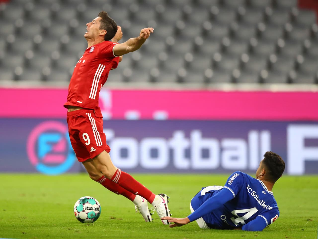 El astro polaco recibió un balón de espaldas al arco y recibió un falta que derivó en la pena máxima.