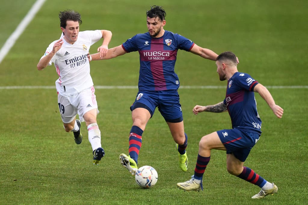 Galán (48’) abrió el marcador para los locales con un tremendo zurdazo al ángulo. Varane (55’, 84’) respondió para emparejar los cartones y, más adelante, darle la vuelta al marcador. Los de Zidane llegaron a 43 unidades; Huesca se queda con 17 en el sótano de la tabla.