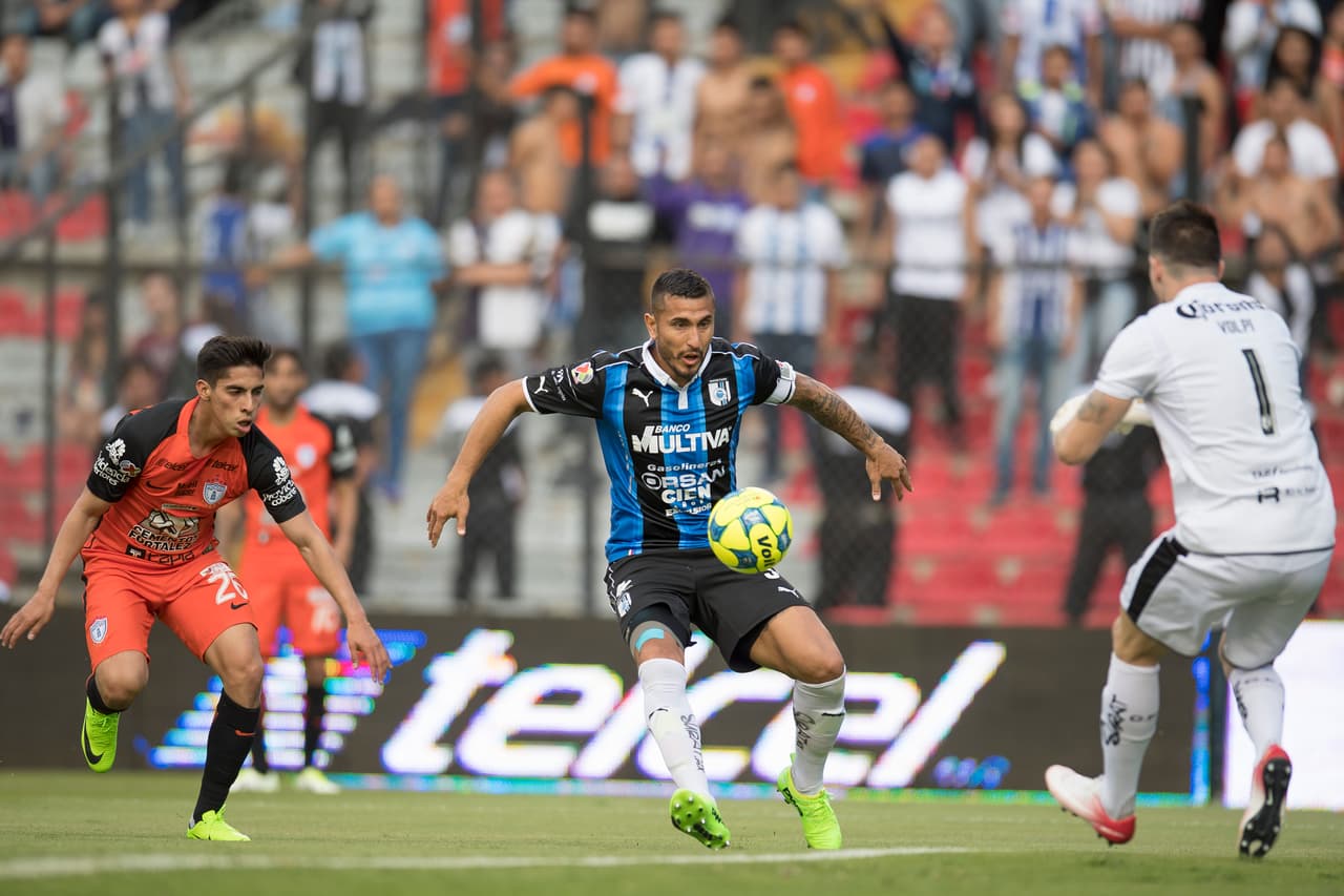 Tiago Volpi en una de las pocas jugadas de peligro para su portería.