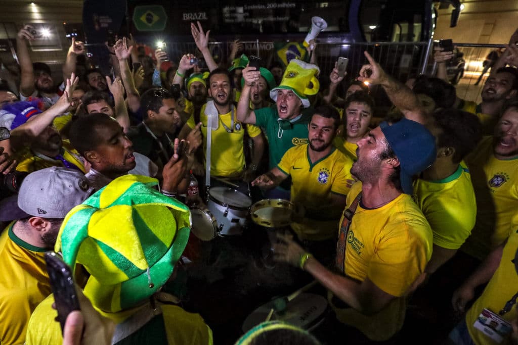 Definitivamente los aficionados brasileños improvisaron una suerte de carnaval para recibir a sus ídolos y cargarlos de buena vibra para enfrentar el compromiso eliminatorio ante el Tricolor.