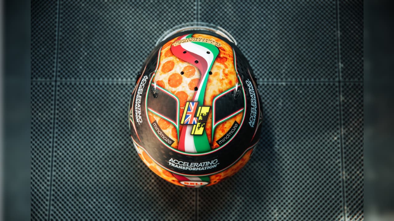El piloto de McLaren dio a conocer un nuevo diseño en su casco y la pizza se adueña completamente de la equipación del inglés.