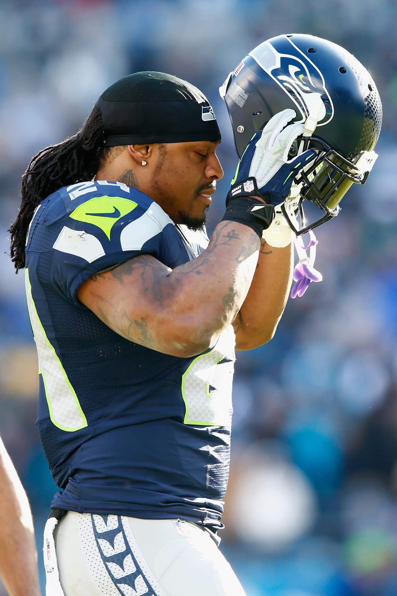 'Beast Mode' tras perderse varios partidos por lesión en el abdomen, regresó en este juego, pero sólo consiguió 20 yardas en seis acarreos.