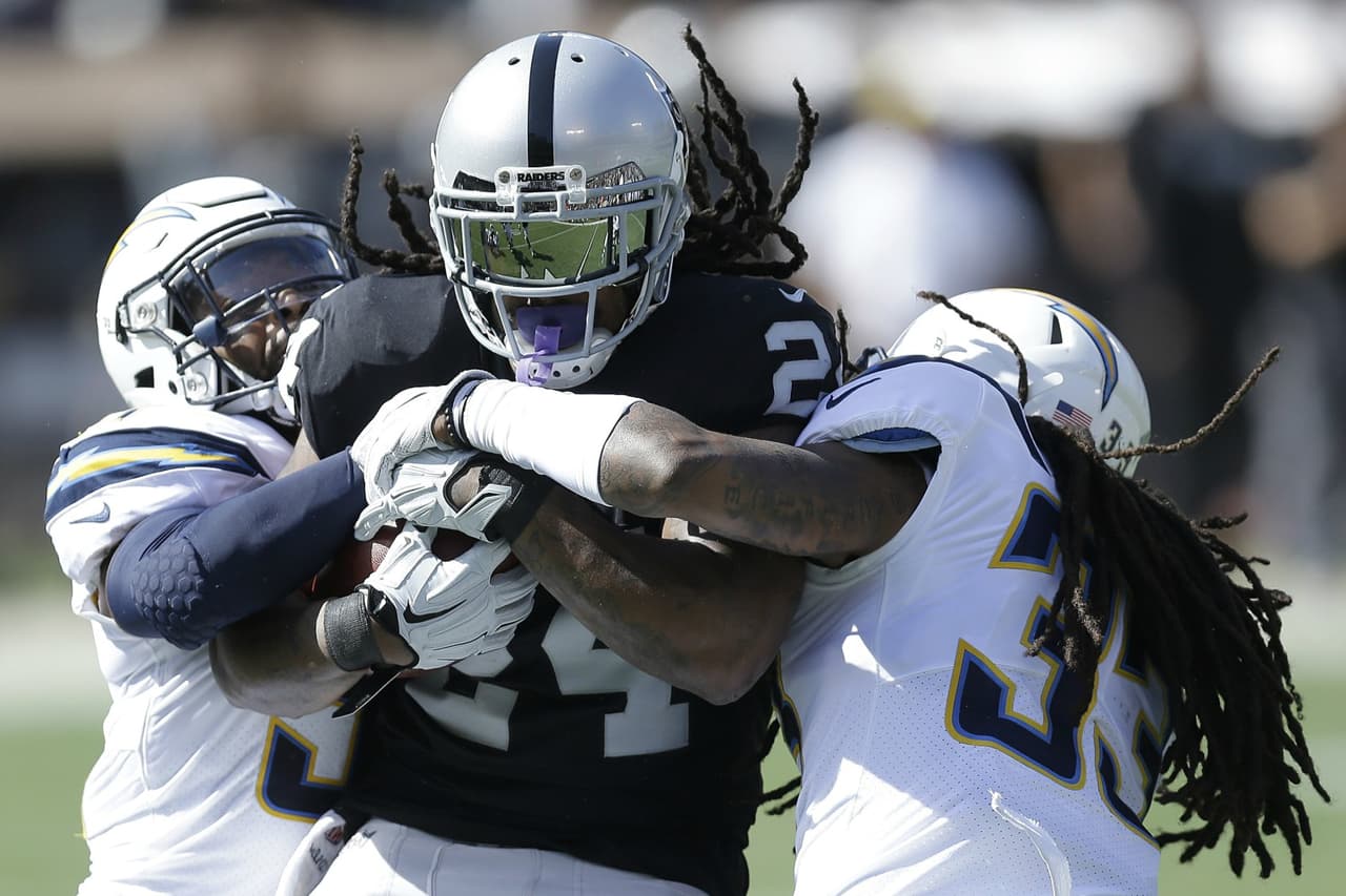 Marshawn Lynch fue limitado a 63 yardas por tierra.