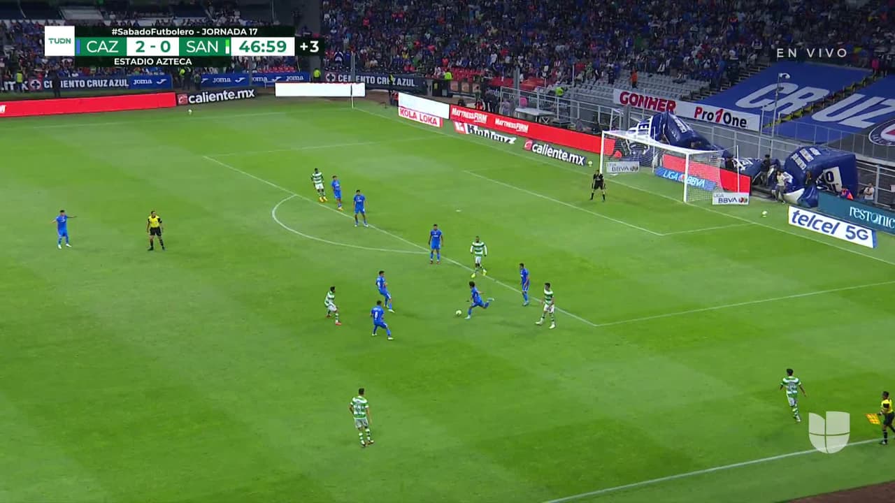 ¡CERCA! Harold Preciado disparó que se estrella en el poste.